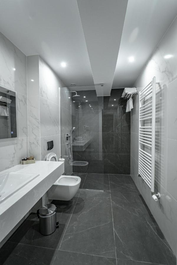 Hotel Caprice Bacău エクステリア 写真